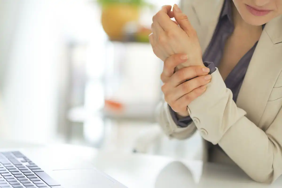 Worker with a hand and wrist injury pursuing Missouri workers compensation