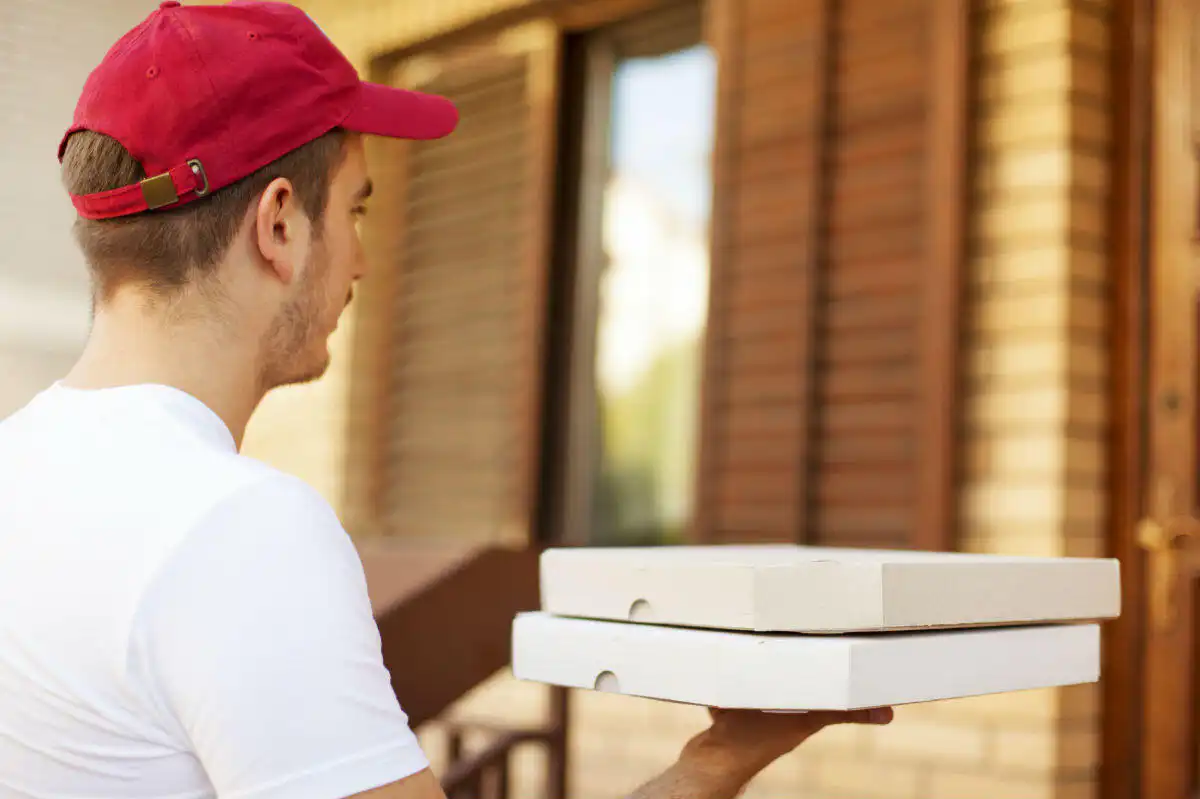 St. Louis pizza delivery worker
