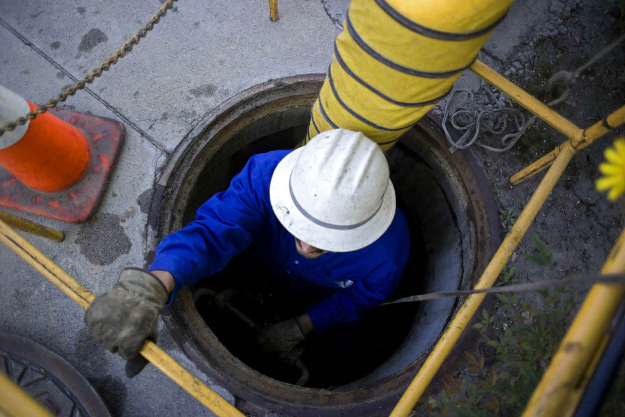 missouri worker in manhole