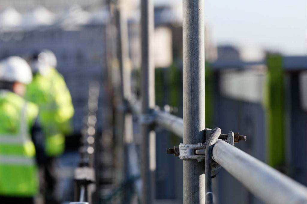 Missouri workers on scaffolding