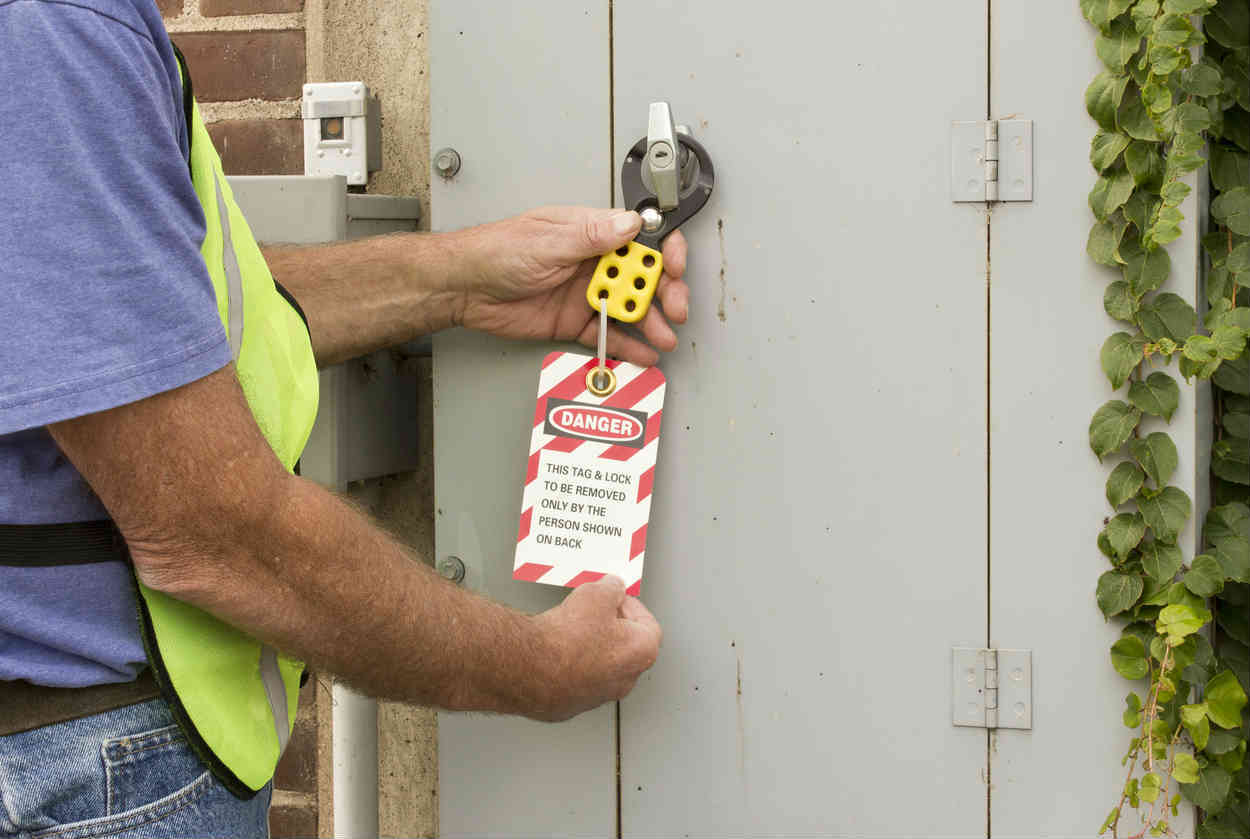 Missouri worker using lockout tag