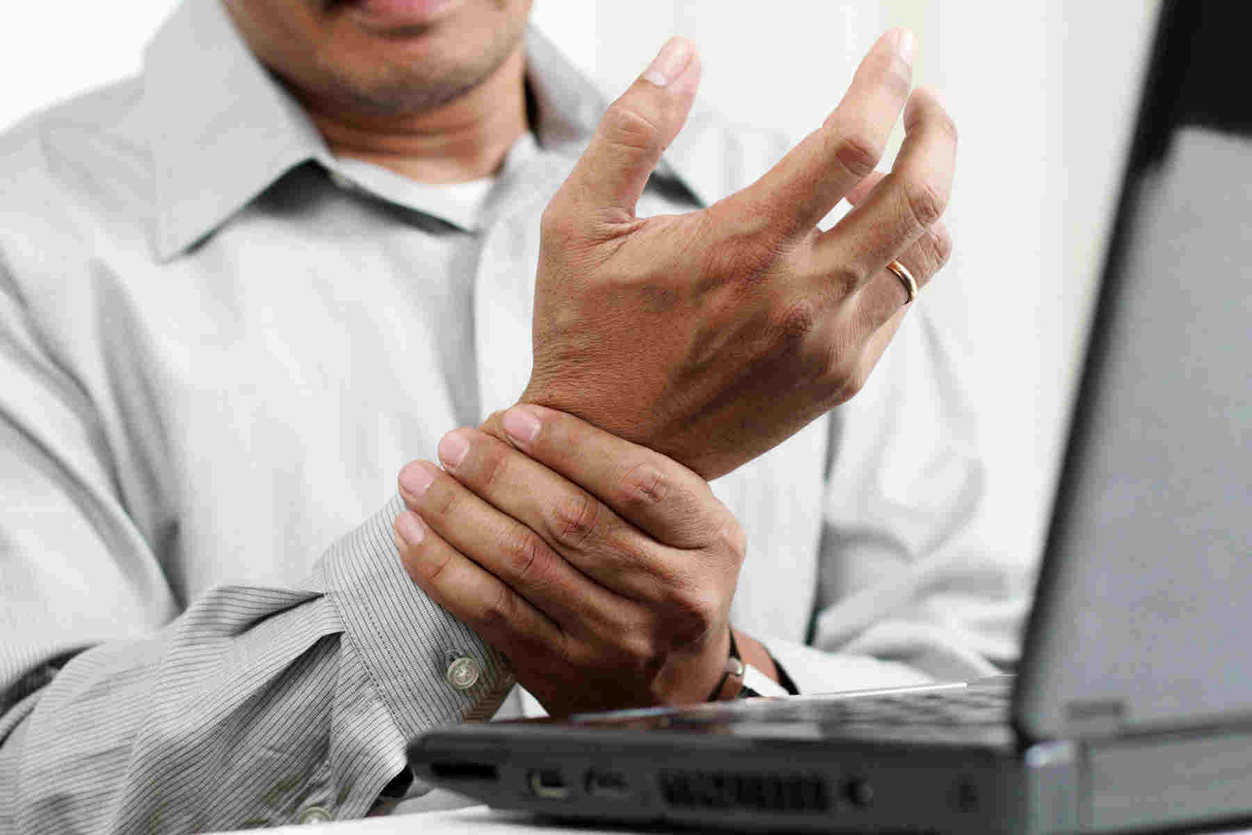 office worker with carpal tunnel syndrome