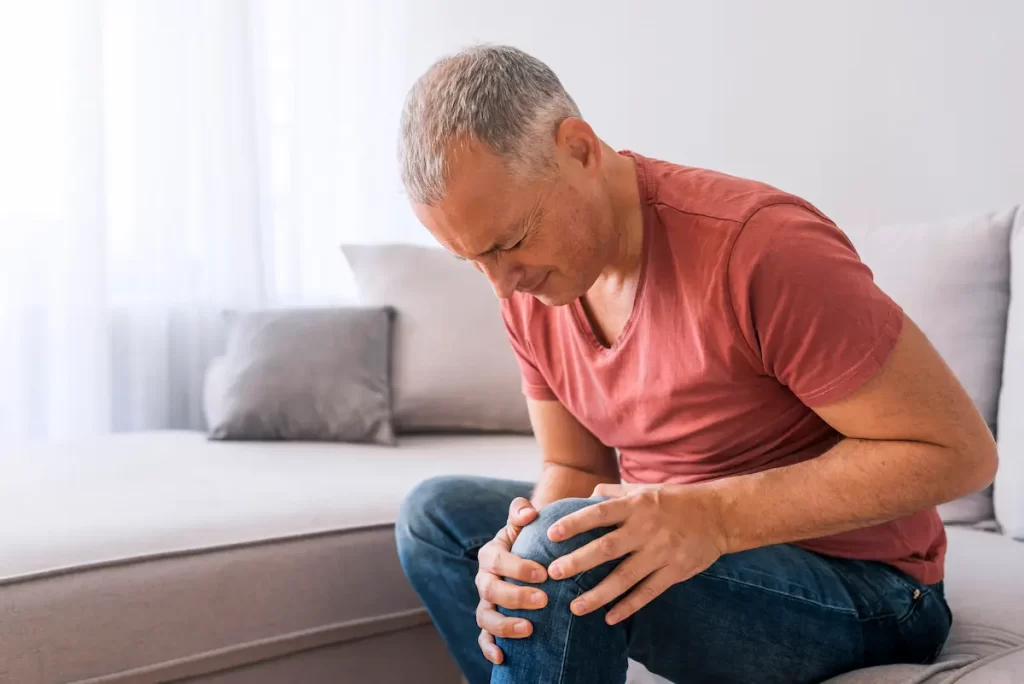 st. louis worker with knee pain