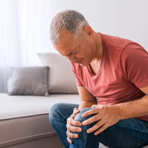 st. louis worker with knee pain