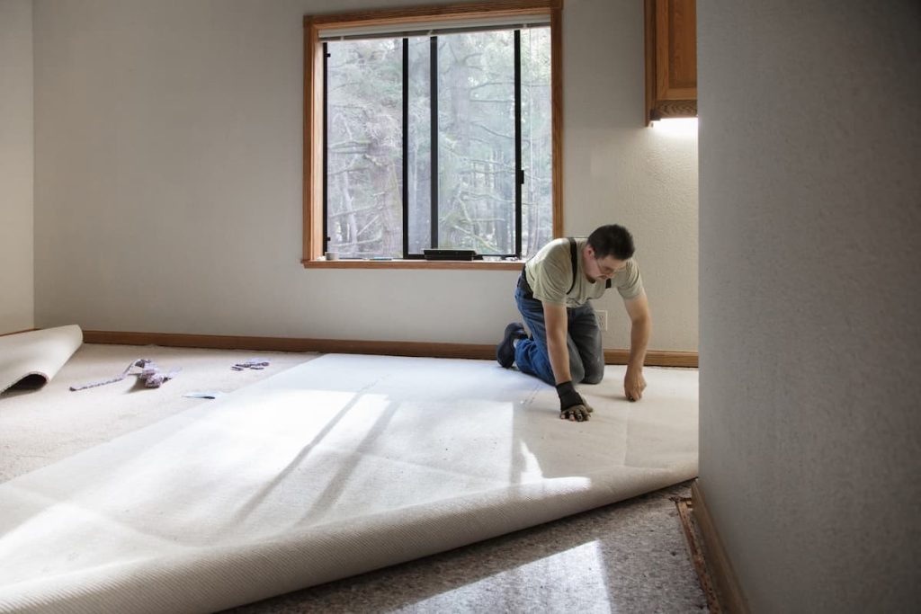 a Missouri worker laying carpet