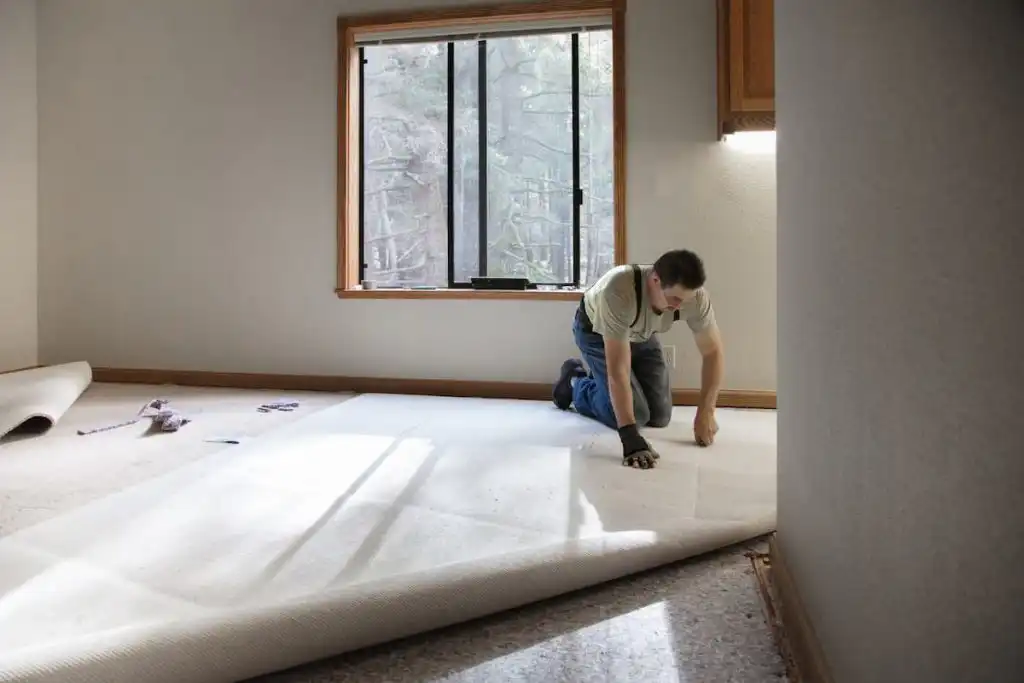 a Missouri worker laying carpet