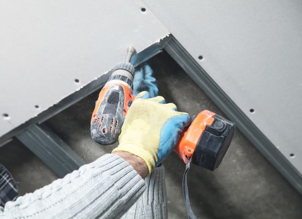 st. louis worker hanging drywall