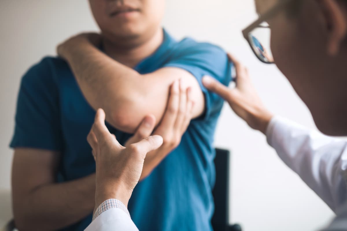 injured Missouri worker being examined by a doctor