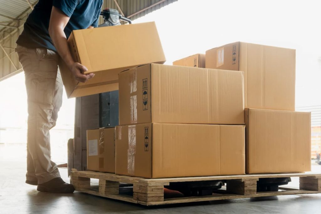 missouri worker lifting boxes