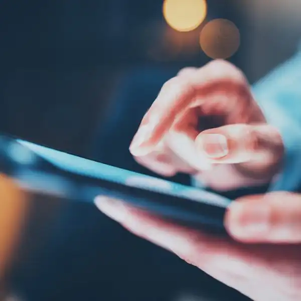 injured worker using social media on cell phone