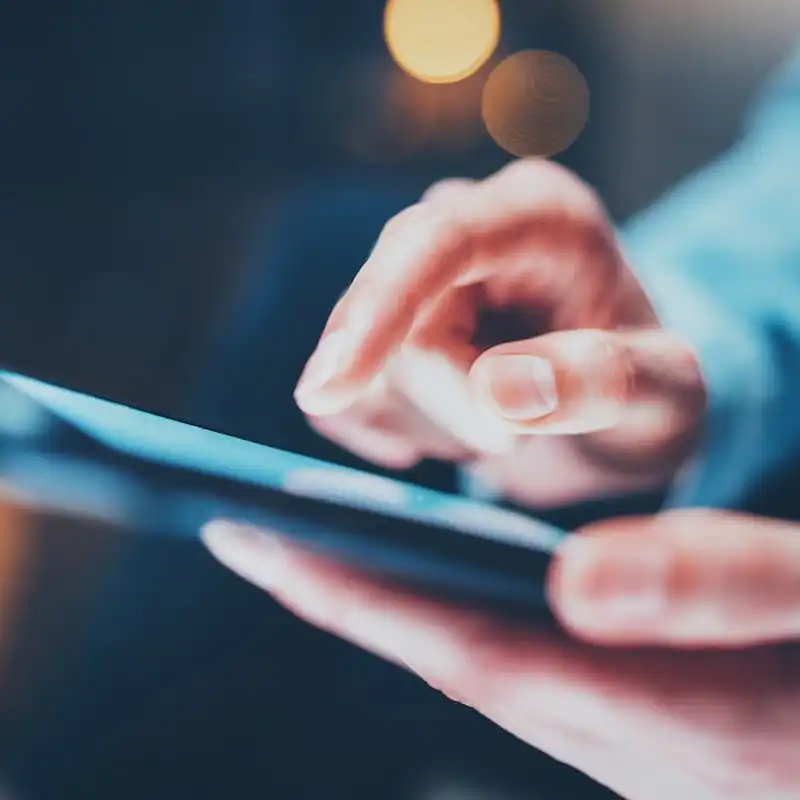 injured worker using social media on cell phone