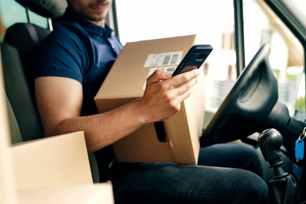 missouri delivery driver scanning a package